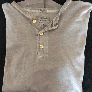 Men’s 3 buttoned tshirt